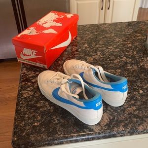 Nike all court sneakers, size 8, Blue and white